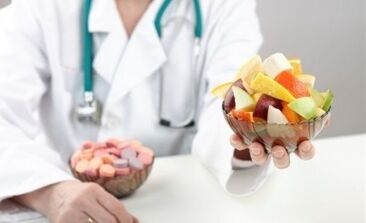 Dietetyk z sałatką owocową