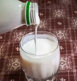 Szklanka świeżego kefiru